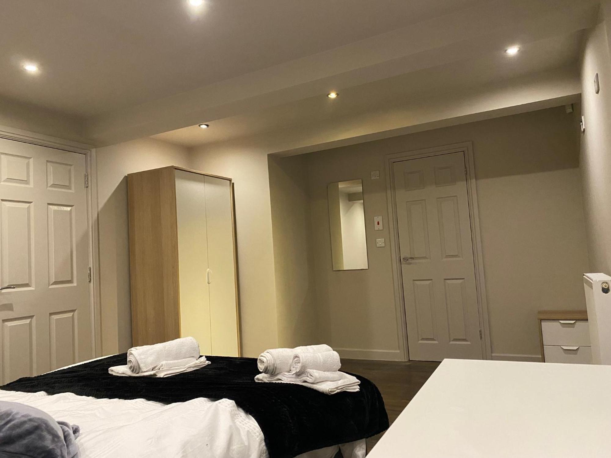 Stunning King Suite Apartment In The Heart Of Leeds City Center Bagian luar foto